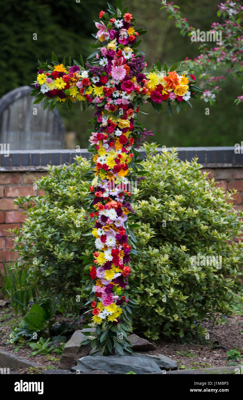 Easter Cross von der Kongregation mit Blumen geschmückt Stockfoto