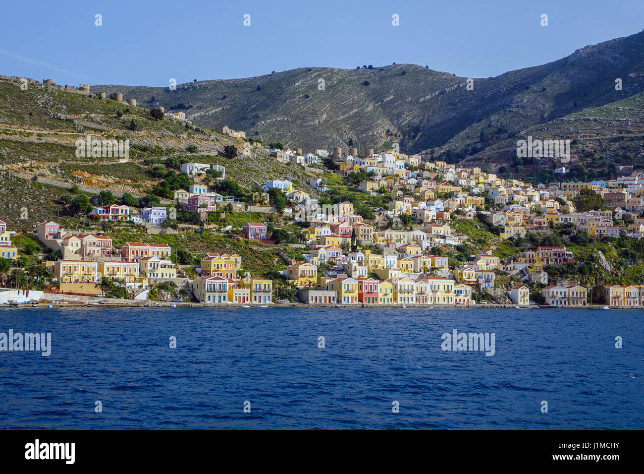 Bunte Uferpromenade Häuser auf Symi Simi, Griechenland Stockfoto