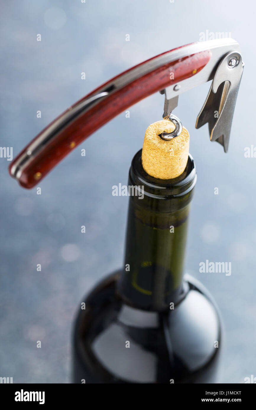 Flasche Wein mit Korkenzieher. Stockfoto