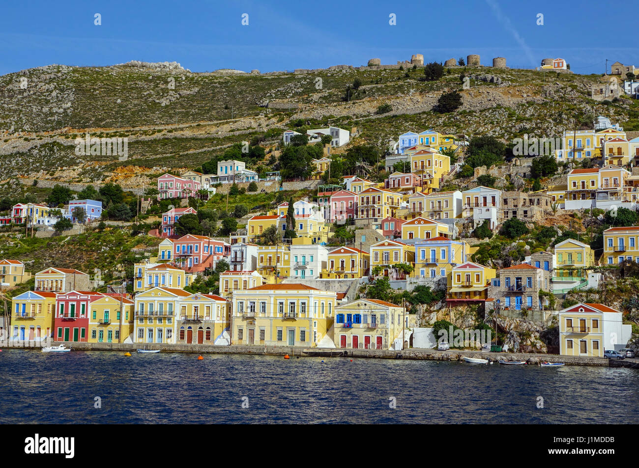 Bunte Uferpromenade Häuser auf Symi Simi, Griechenland Stockfoto