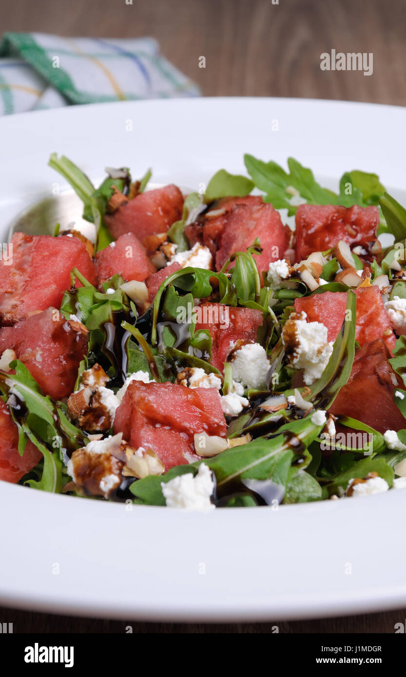 Rucola-Salat, Ricotta-Käse mit Wassermelone Scheiben, Balsamico Sojasauce Stockfoto