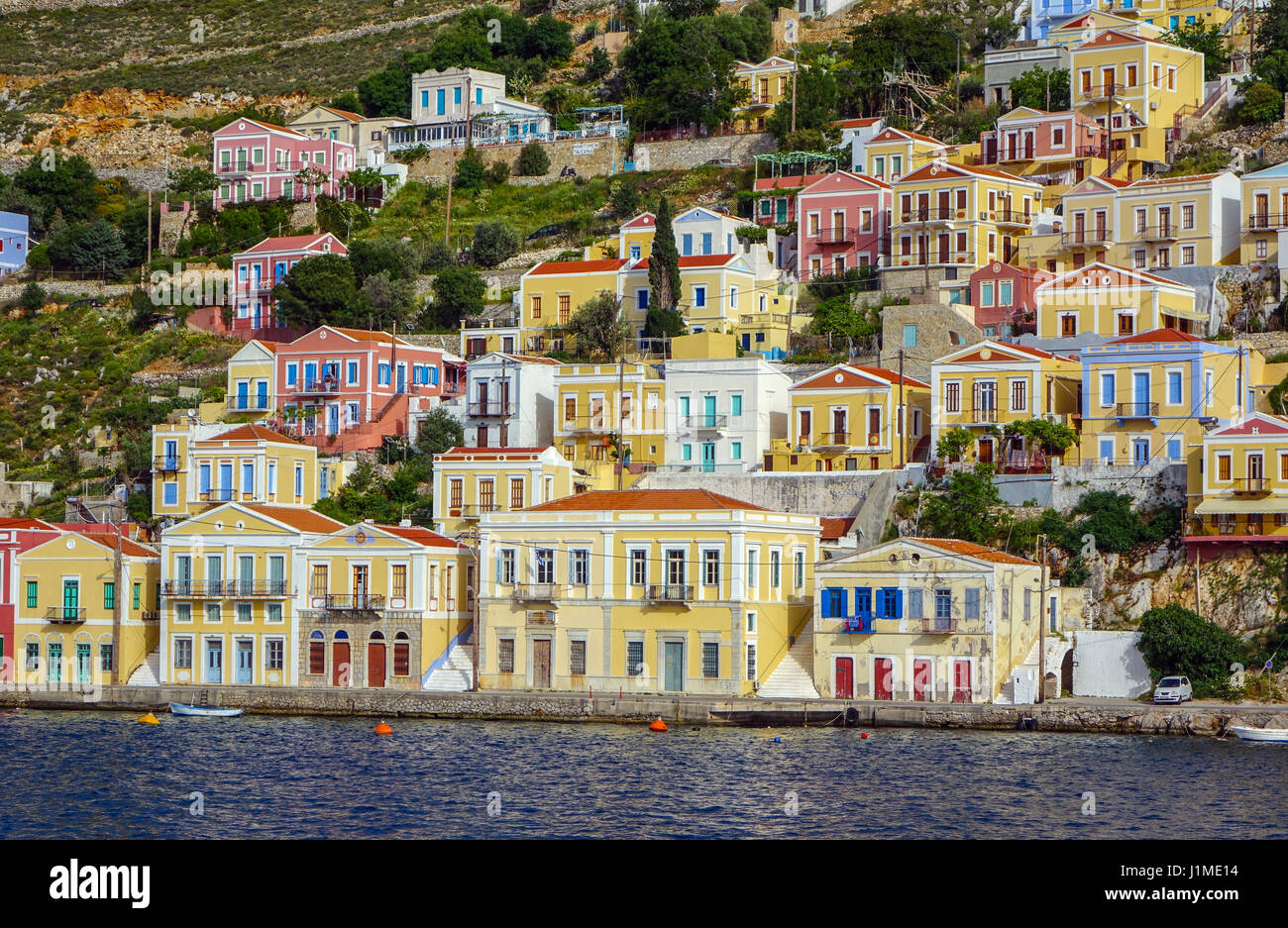 Bunte Uferpromenade Häuser auf Symi Simi, Griechenland Stockfoto