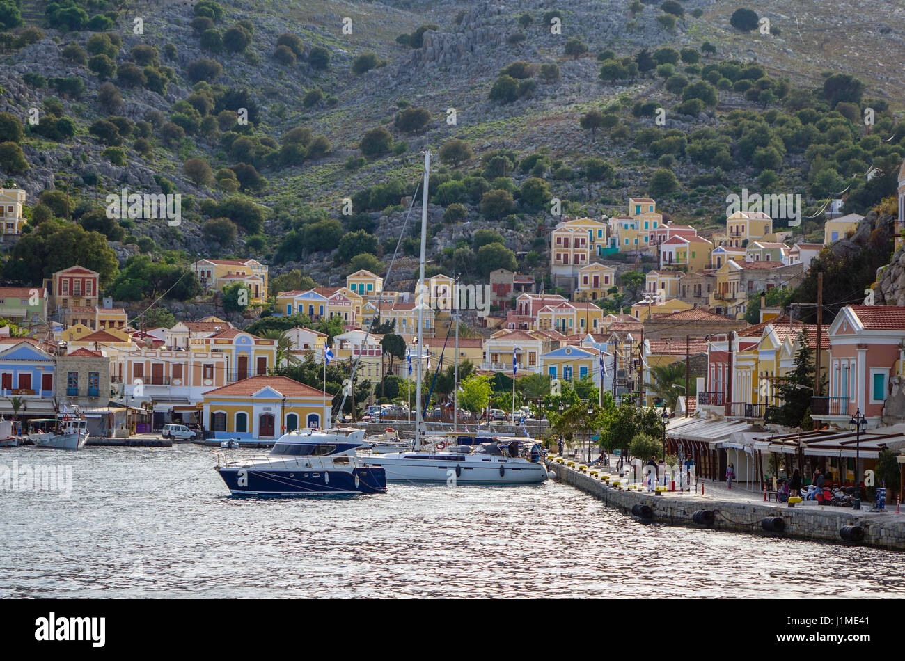 Bunte Uferpromenade Häuser auf Symi Simi, Griechenland Stockfoto