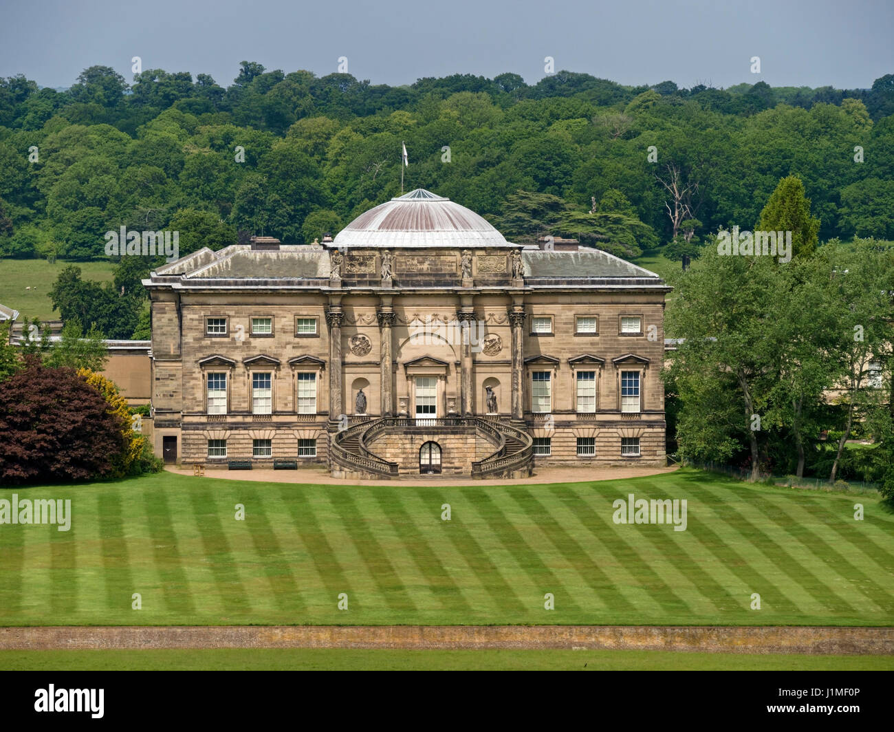 Luftaufnahme der Südfront Kedleston Hall mit sauber gemähten Rasen in Pleasure Grounds, Derbyshire, England, UK. Stockfoto