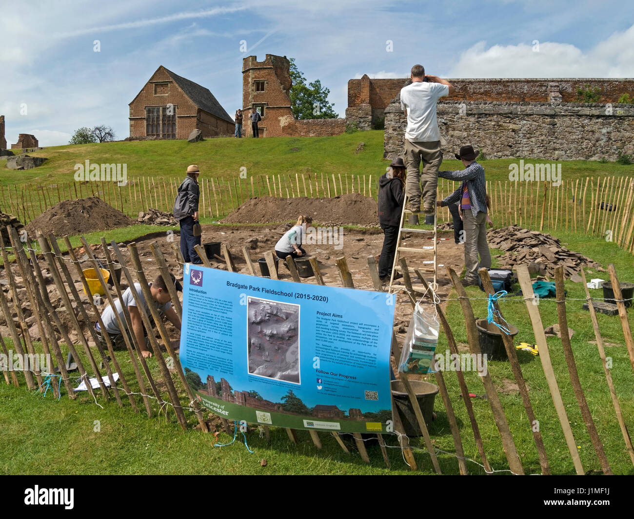 Student-Archäologen an der Leicester University arbeiten an archäologischen Ausgrabungen im Rahmen der Summer School in Bradgate Park, Leicestershire, England, UK Stockfoto