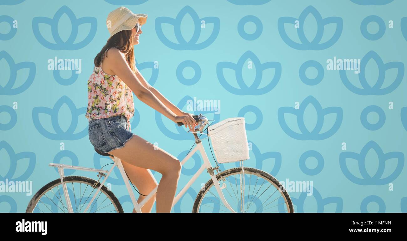 Digital Composite Frau auf Fahrrad gegen blau Blumenmuster Stockfoto