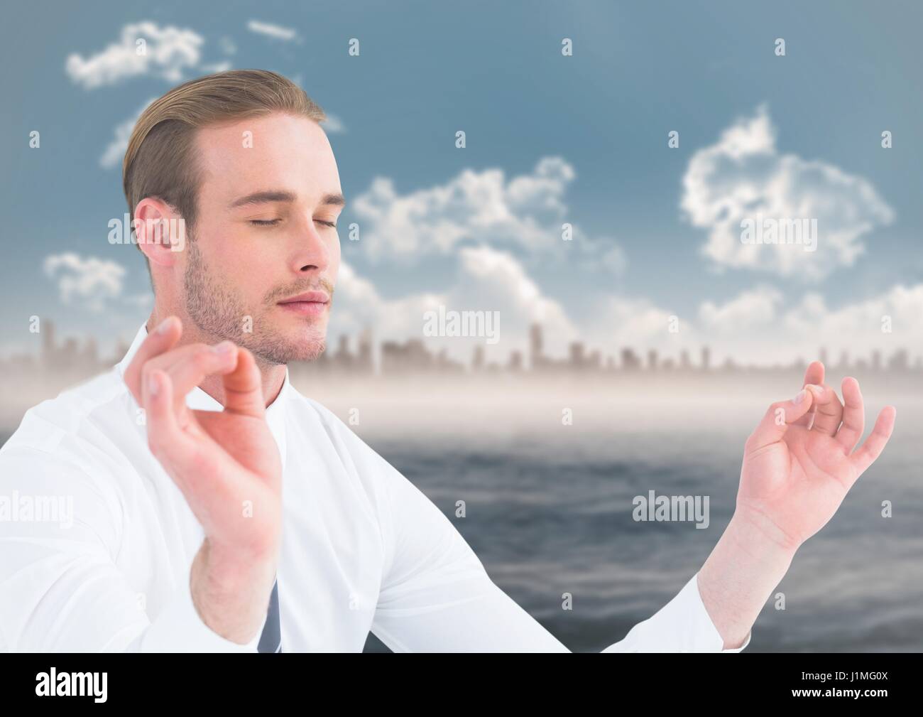 Digitalen Verbund der Geschäftsmann meditieren gegen Wasser und die skyline Stockfoto