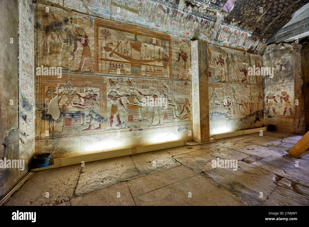 bunten Stein geschnitzten Reliefs in Heiligtümern hinter zweite Säulenhalle im Tempel von Sethos i., Abydos, Ägypten, Afrika Stockfoto