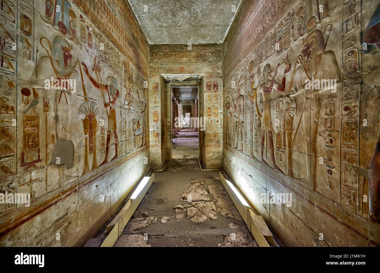 bunten Stein geschnitzten Reliefs im Süden Trakt im Inneren Tempel von Sethos I, Abydos, Ägypten, Afrika Stockfoto