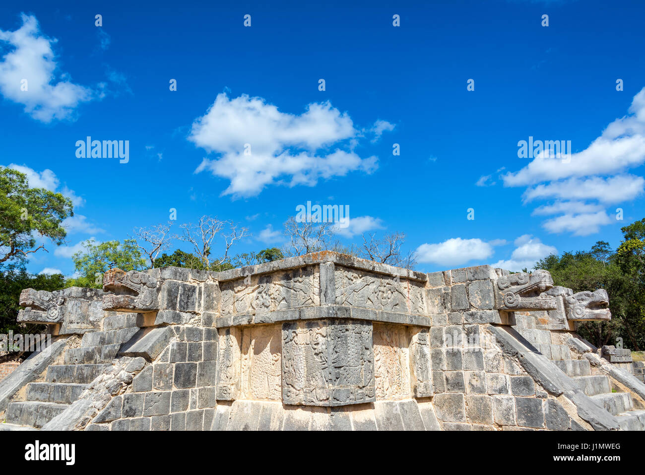 Plattform der Adler und Jaguare mit einem schönen blauen Himmel in den Ruinen von Chichen Itza in Mexiko Stockfoto