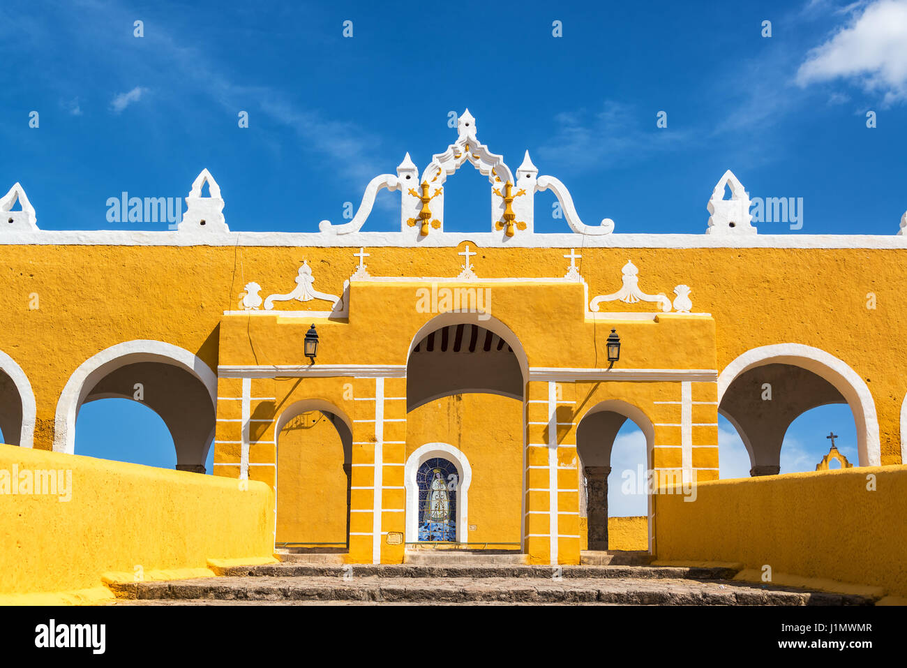 Eingang zum schönen gelben kolonialen Kloster in Izamal, Mexiko Stockfoto