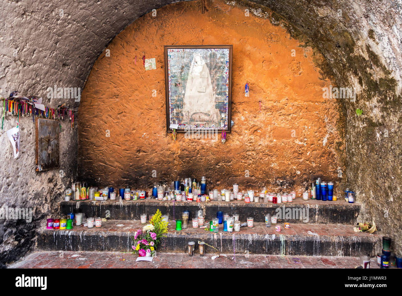 Schrein mit Kerzen an die Jungfrau Maria in Izamal, Mexiko Stockfoto