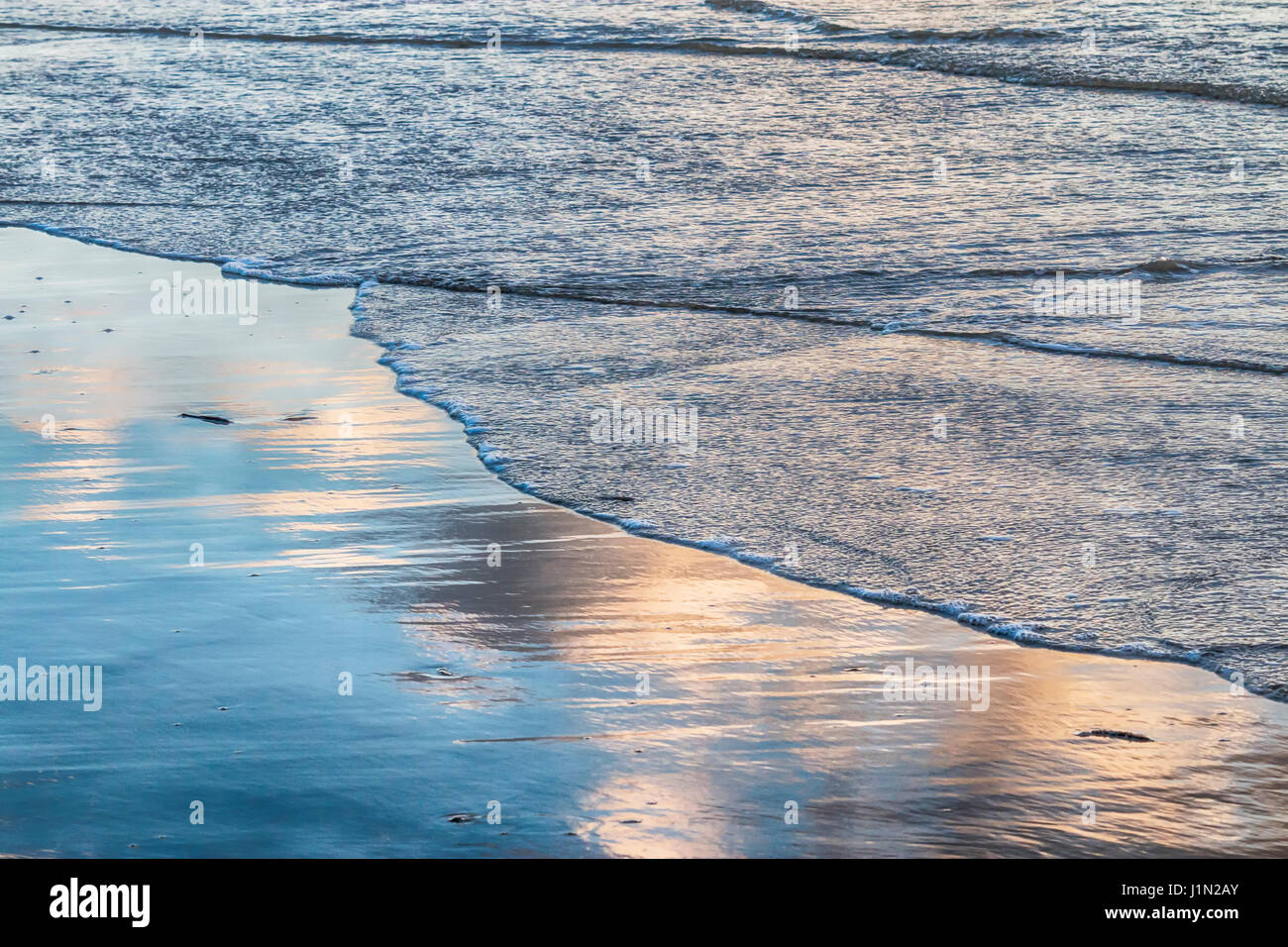 Wellen und Reflexionen im frühen Morgenlicht auf Galveston East Beach. Stockfoto