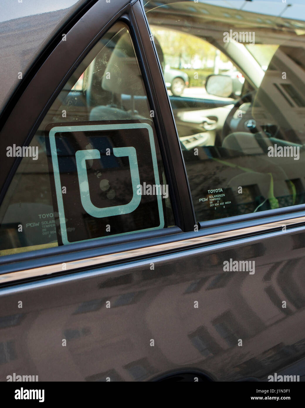 Uber-Aufkleber auf Autoscheibe - USA Stockfoto