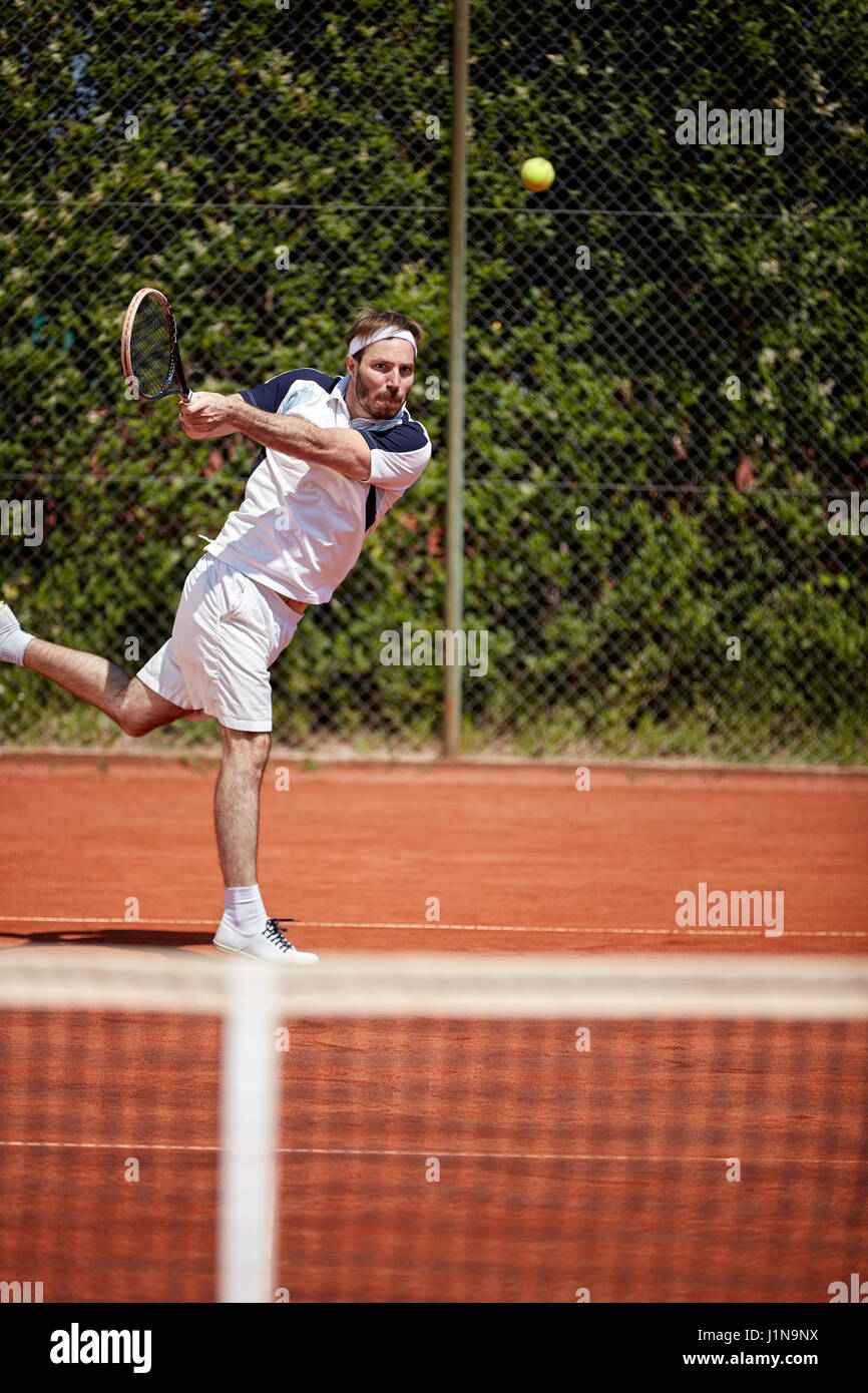 Tennis-Spieler in Aktion trifft Tennisball Stockfoto