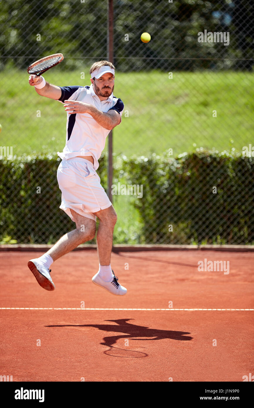 Menschen dienen Tennisball im Sprung Stockfoto