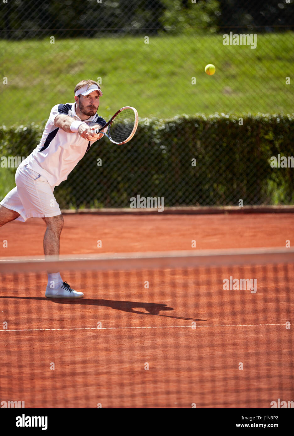 Sportler, die kräftig spielen Tennis Tennisplatz Stockfoto