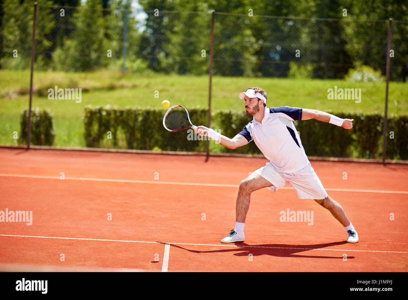 Tennisspieler auf Tennisplatz Kollision ball Stockfoto