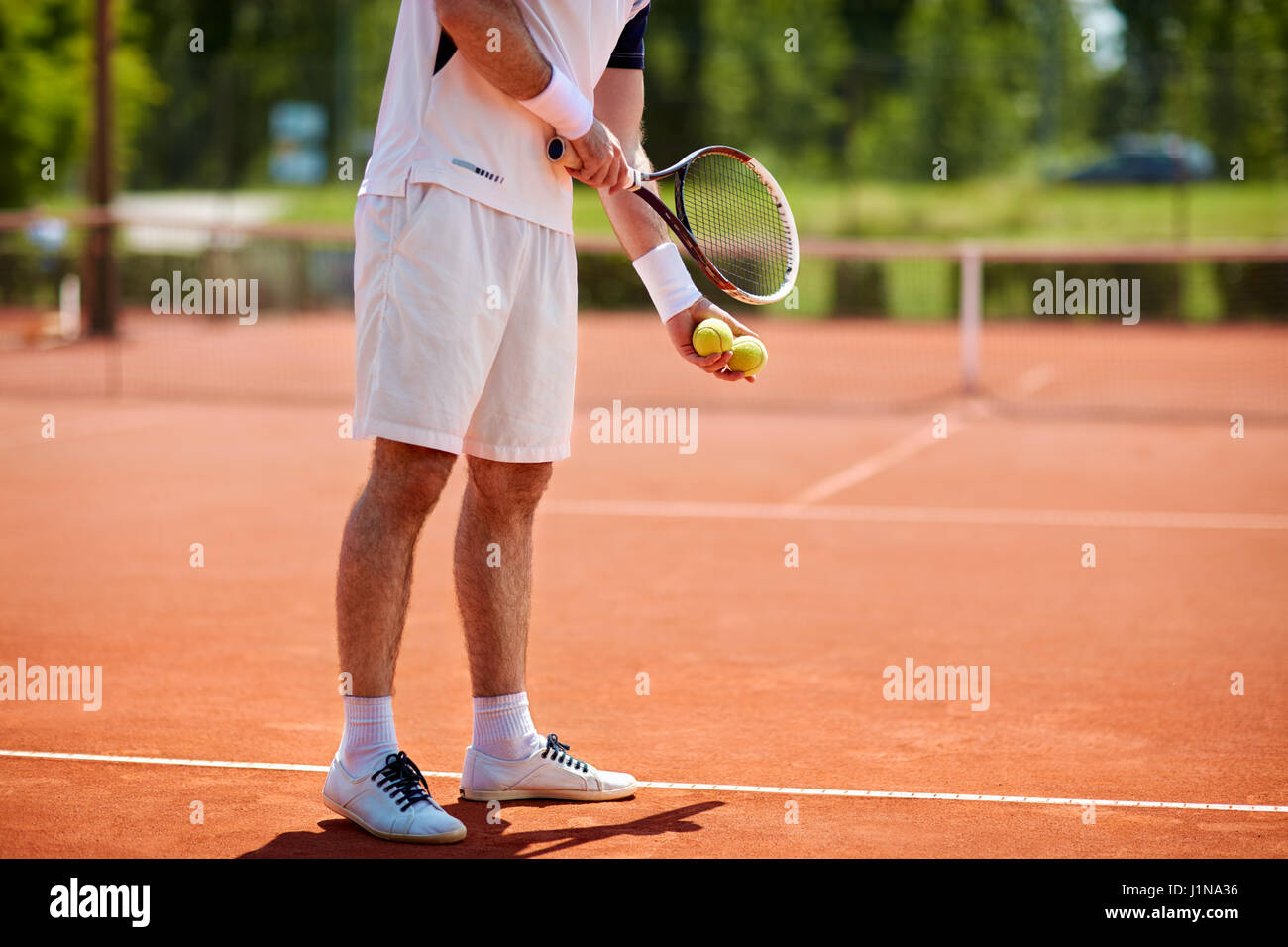 Tennisspieler im Tennis-Sandplatz Stockfoto