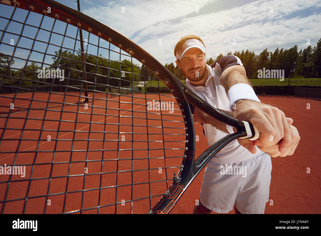 Schläger in der Tennis-Spieler Hand auf Tennisplatz Stockfoto
