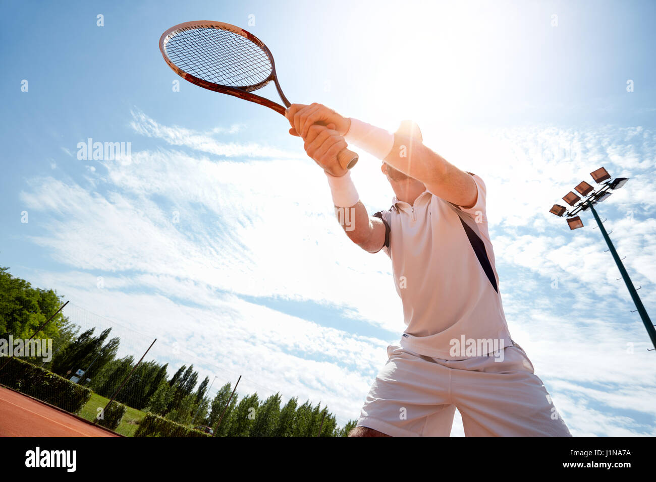 Sportler am Tennisplatz mit Schläger, in Händen Stockfoto
