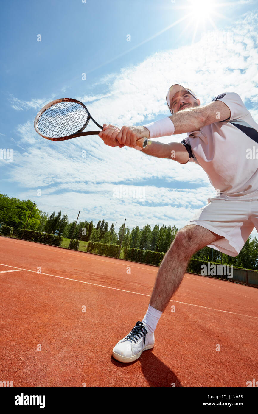 Sportler am Tennisplatz mit Schläger warten ball Stockfoto