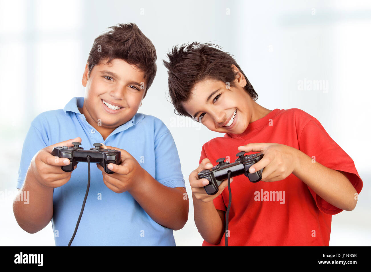 Porträt von einem zwei süße glücklich Jungs spielen von Videospielen zu  Hause, beste Freunde genießen Wettbewerb auf Playstation, mit Freude  gemeinsam Spaß haben Stockfotografie - Alamy