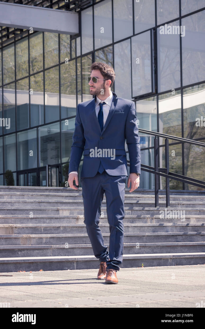 ein junger Mann, zu Fuß, Anzug, Krawatte, Unternehmer, im freien Tag Stockfoto