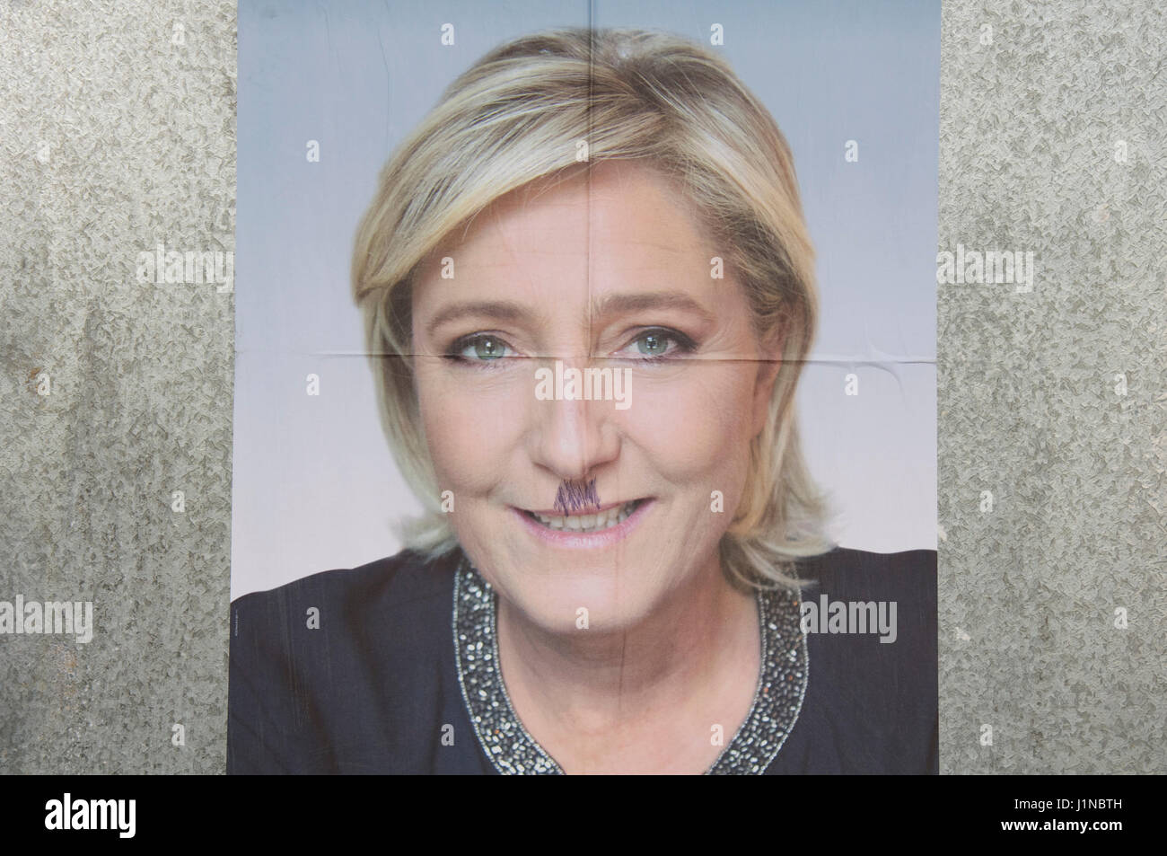 Marine Le Pen, Führer der Front National. Wahlplakat entstellt durch die Zugabe von Hitler Schnurrbart. Französische Präsidenten Wahlen 2017. Frankreich Stockfoto