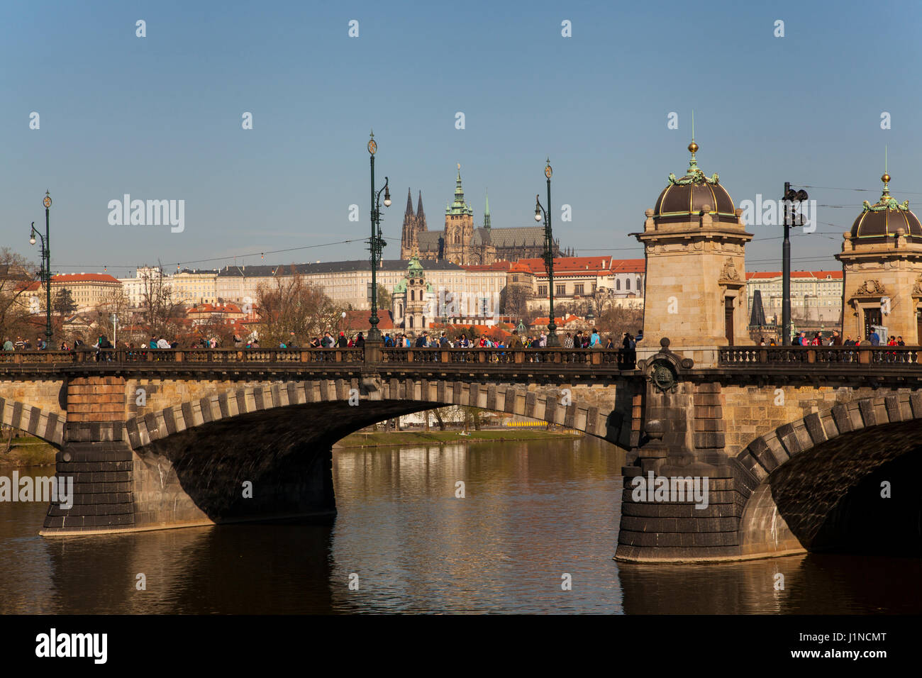 Menschen, die zu Fuß über die Charles Brücke überspannt die Moldau in Prag mit Blick auf die Burg Stockfoto