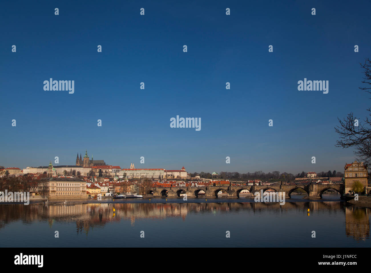 Blick über die Moldau in Richtung Pragerburg zeigt die Karlsbrücke Stockfoto