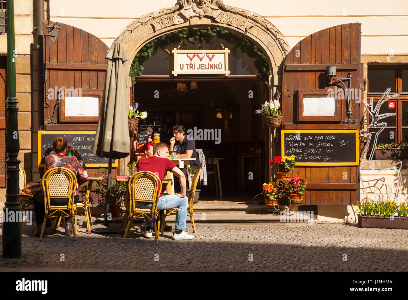 Menschen Essen und trinken außerhalb einer kleinen Raststätte auf dem Weg zur Pragerburg von der Karlsbrücke entfernt Stockfoto