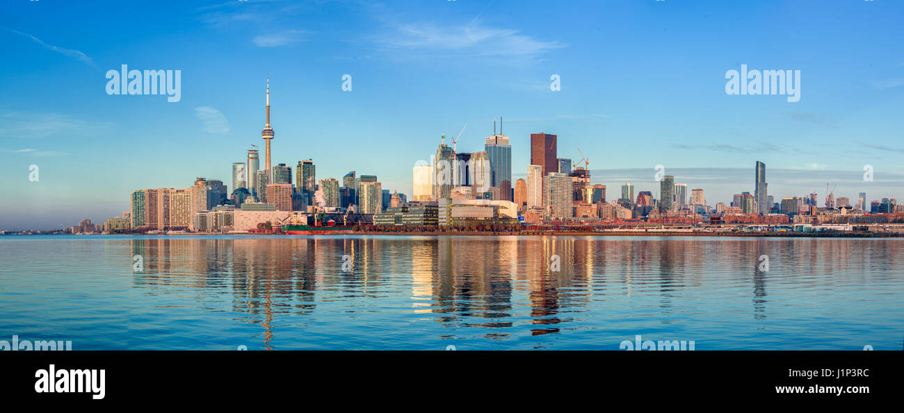 Skyline Panorama der Innenstadt von Toronto aus Südost. Stockfoto