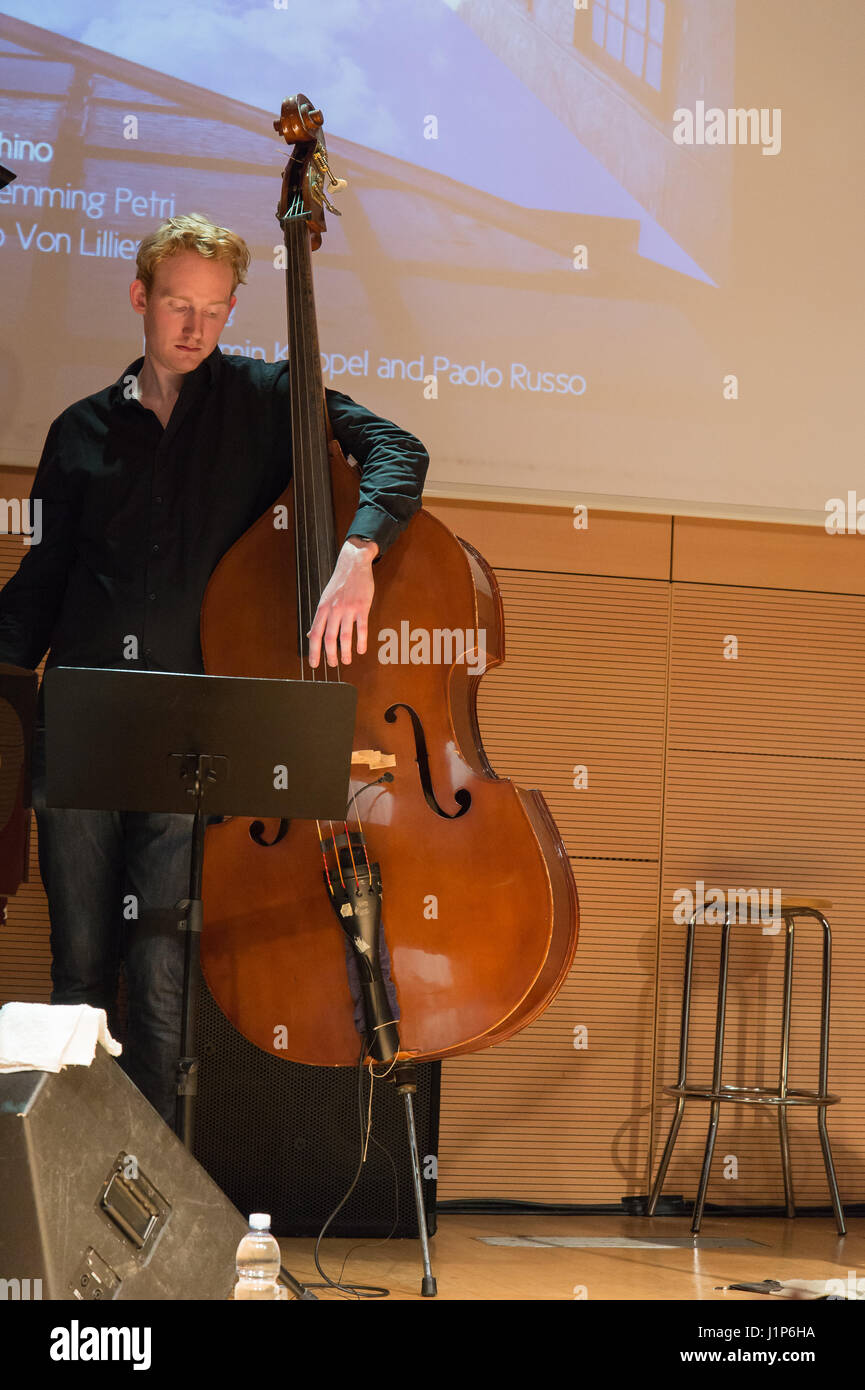 Rom, Italien. 21. April 2017. Fabio Giachino, Pianist des "86s, gilt als eines der größten Talente des italienischen jazz-Musik in den letzten Jahren. Am 21. April 2014 veröffentlicht er sein fünfte Album "North Wolken" im Jazz House in Rom, begleitet von dänischen Doppel-Bassist Mattthias Flemming Petri und dänischer Schlagzeuger Espen Laub Von Lillienskjold Credit: Leo Claudio De Petris/Pacific Press/Alamy Live News Stockfoto