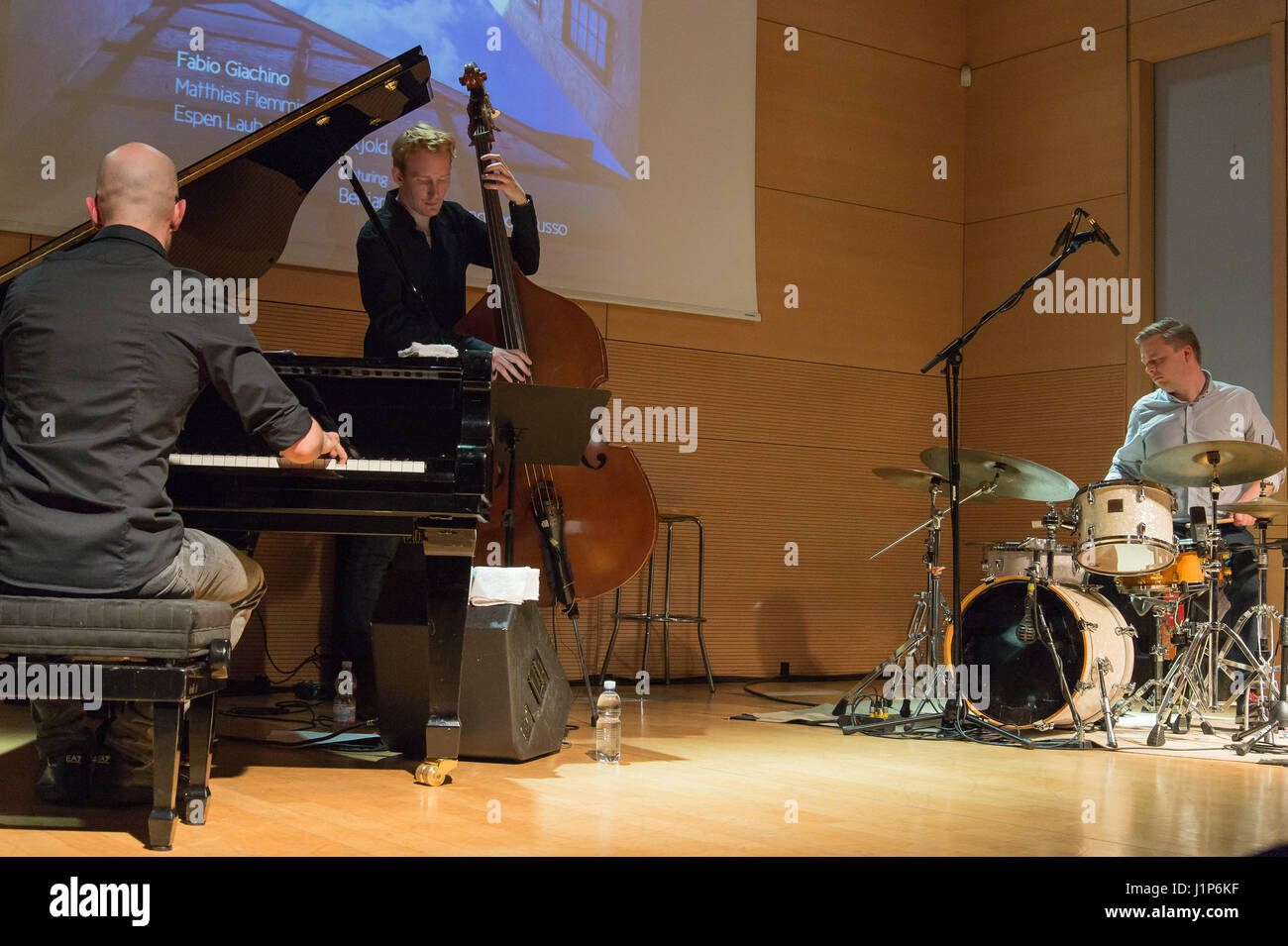 Rom, Italien. 21. April 2017. Fabio Giachino, Pianist des "86s, gilt als eines der größten Talente des italienischen jazz-Musik in den letzten Jahren. Am 21. April 2014 veröffentlicht er sein fünfte Album "North Wolken" im Jazz House in Rom, begleitet von dänischen Doppel-Bassist Mattthias Flemming Petri und dänischer Schlagzeuger Espen Laub Von Lillienskjold Credit: Leo Claudio De Petris/Pacific Press/Alamy Live News Stockfoto