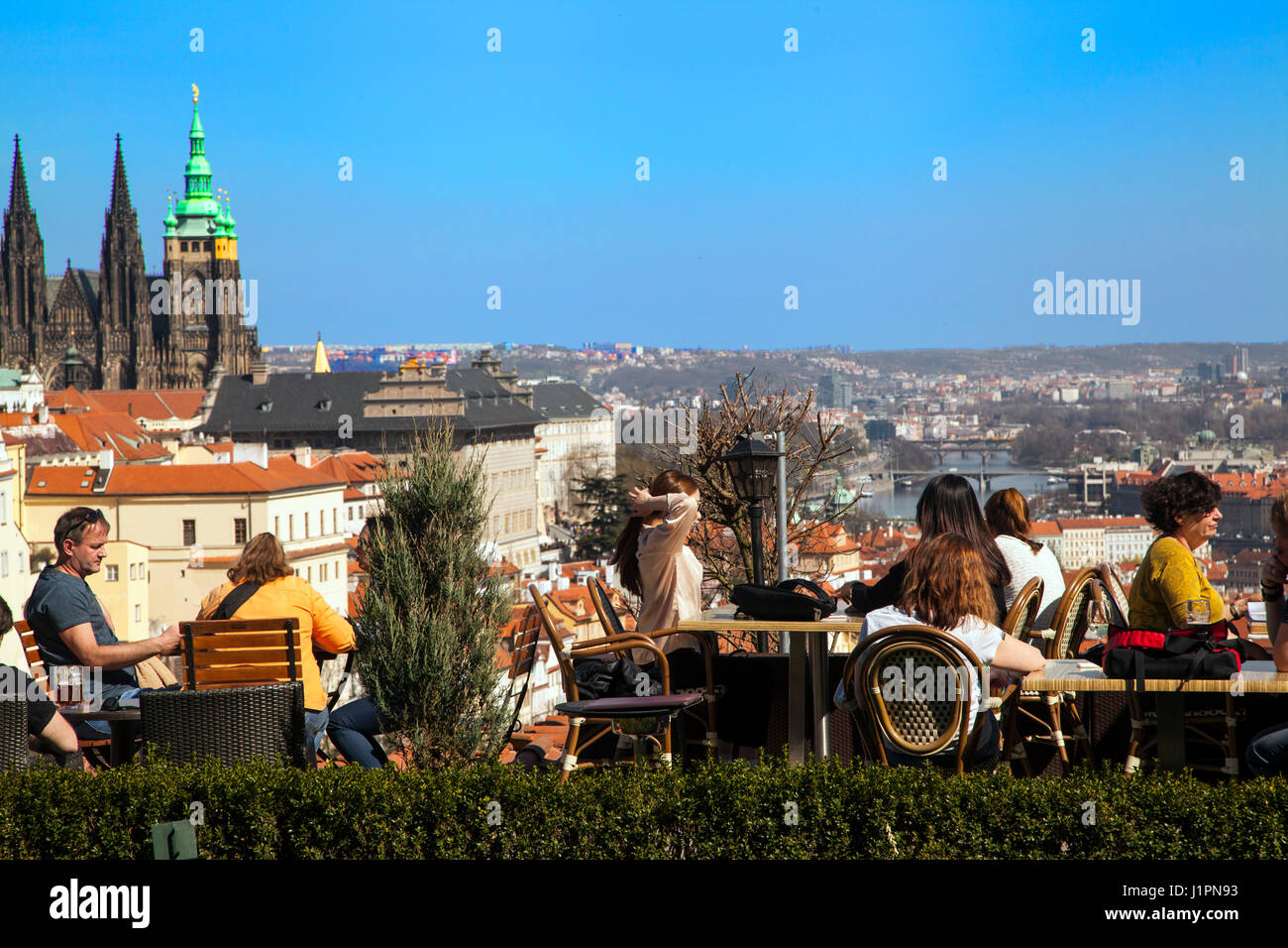 Menschen Essen und trinken außerhalb in einem Restaurant mit Blick über die Stadt Prag Stockfoto