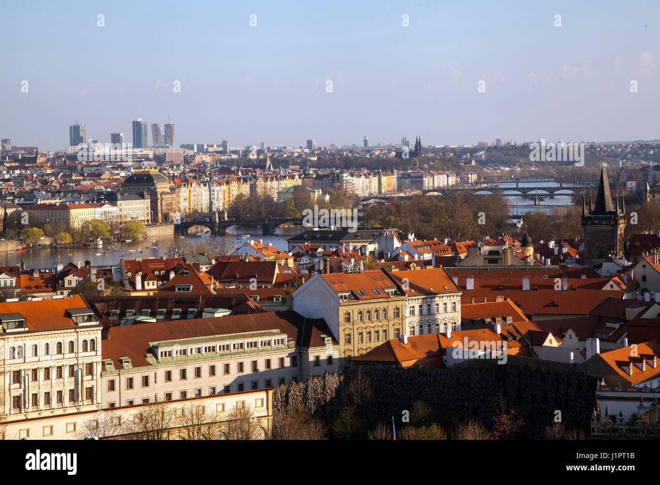 Blick über die Dächer von Prag zeigt einige seiner vielen Brücken über den Fluss Vitava Stockfoto