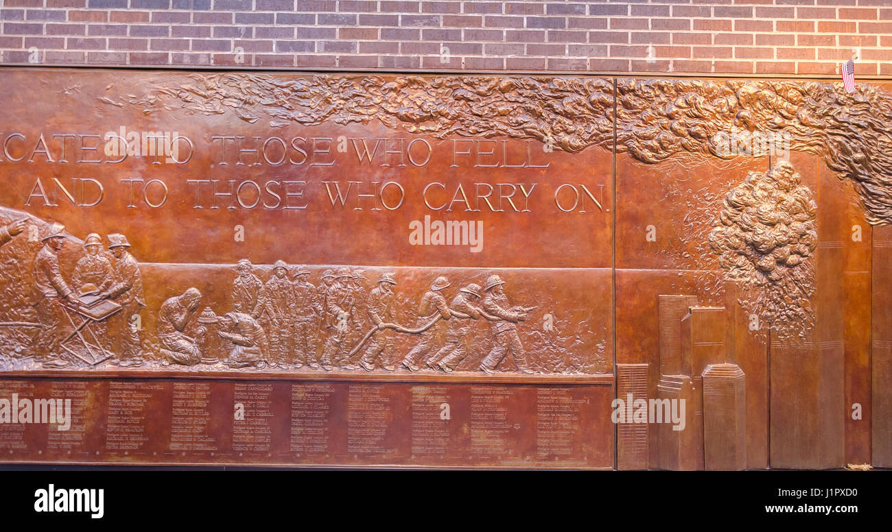 New York, USA – 3. Dezember 2011: Dürfen wir nie vergessen auf die bronzene Flachrelief Memorial Wall bei zehn Haus FDNY Feuerwehr geschrieben Stockfoto