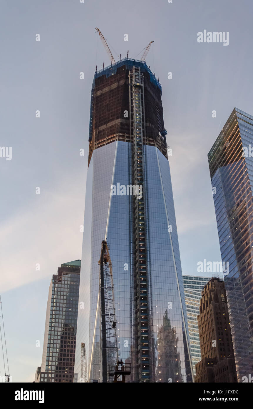 New York, USA – 3. Dezember 2011: Das fast fertige Turm World Trade Center mit blauen Himmel und Bau-Website Stockfoto