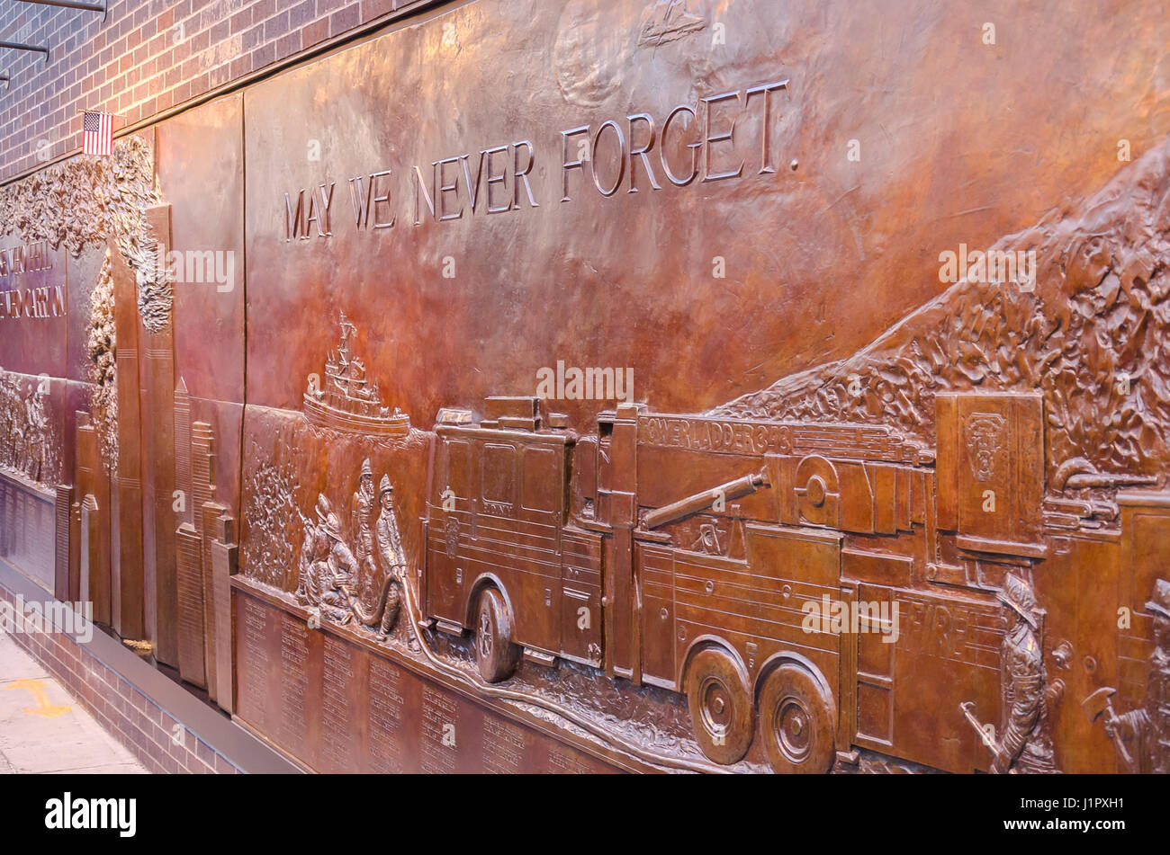 New York, USA – 3. Dezember 2011: Dürfen wir nie vergessen auf die bronzene Flachrelief Memorial Wall bei zehn Haus FDNY Feuerwehr geschrieben Stockfoto