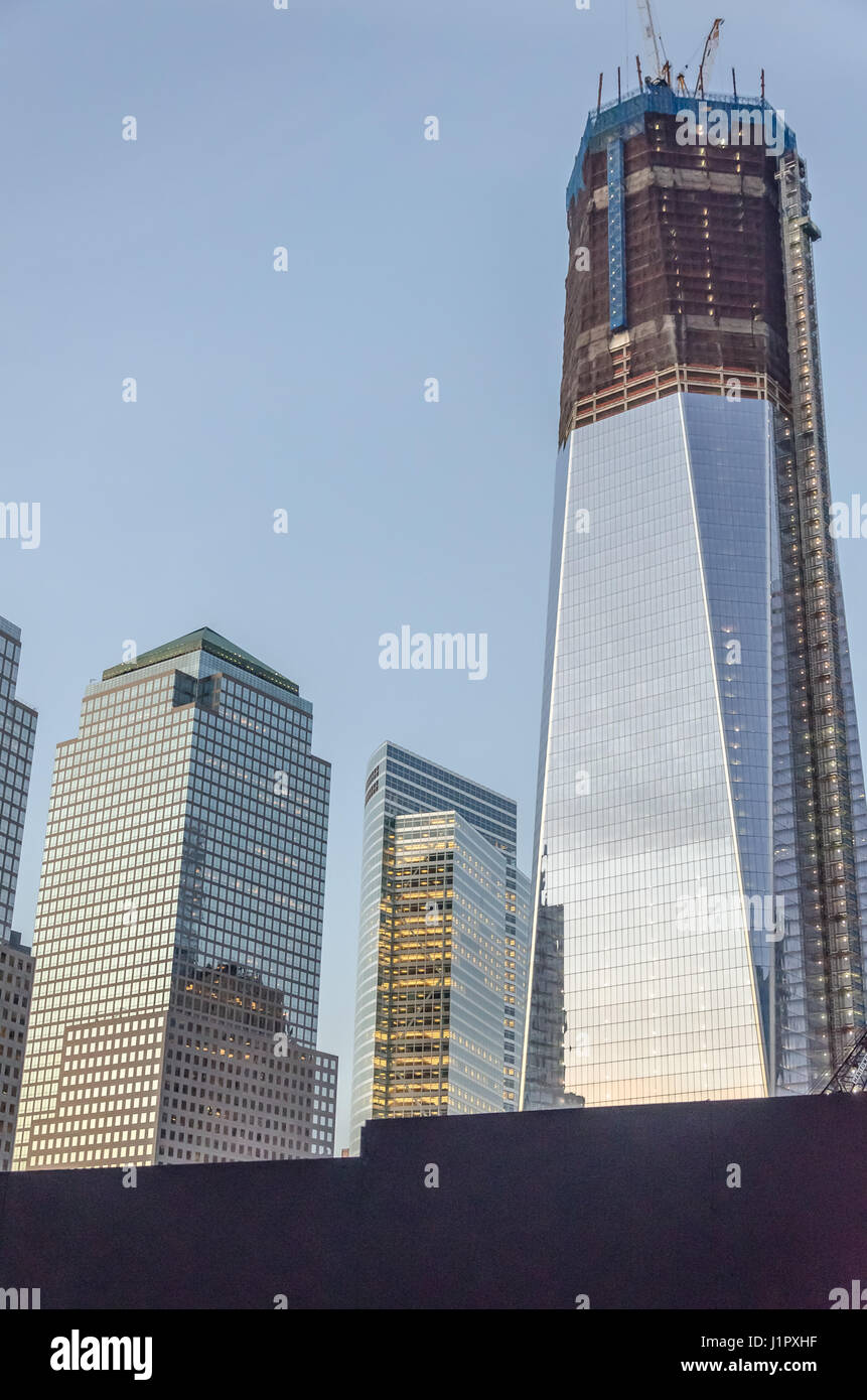New York, USA – 3. Dezember 2011: Das fast fertige Turm World Trade Center mit blauen Himmel und Bau-Website Stockfoto