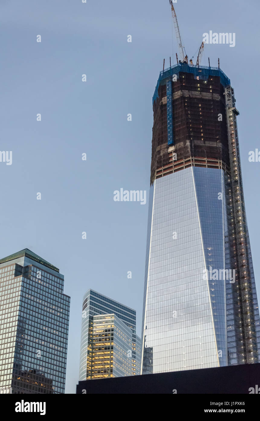 New York, USA – 3. Dezember 2011: Das fast fertige Turm World Trade Center mit blauen Himmel und Bau-Website Stockfoto