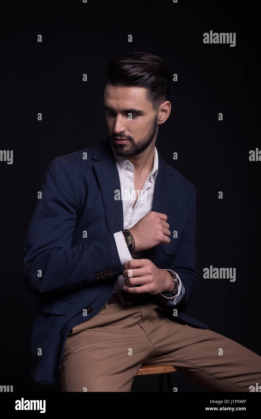 junger Erwachsener Mann, gut aussehend, schwarze Haare, Fotomodell, Anzug,  Hosen, schauen scharf. Weißes Hemd anpassen. Schwarzer Hintergrund, Studio  Stockfotografie - Alamy