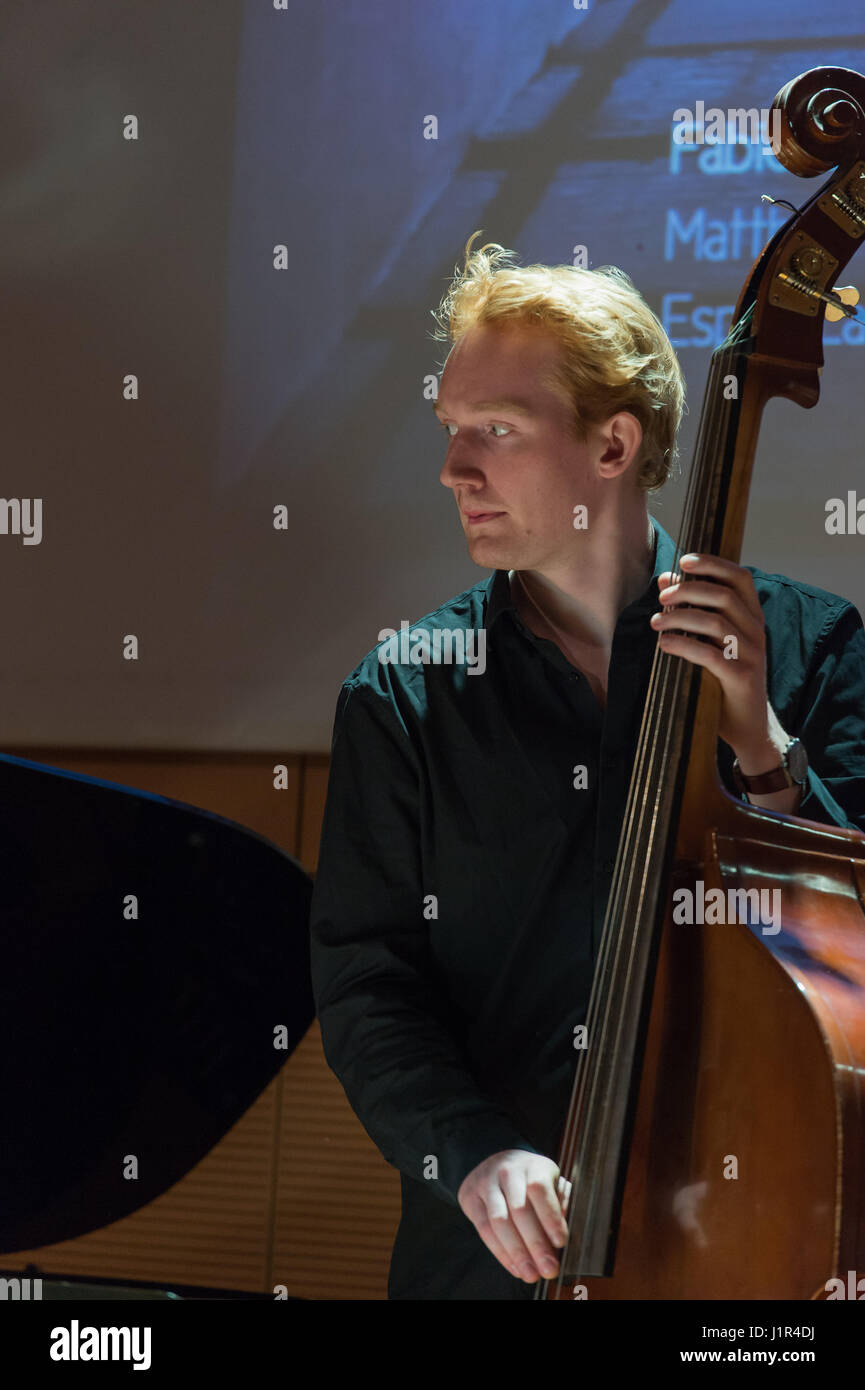 Rom, Italien. 21. April 2017. Fabio Giachino, Pianist des "86s, gilt als eines der größten Talente des italienischen jazz-Musik in den letzten Jahren. Am 21. April 2014 veröffentlicht er sein fünfte Album "North Wolken" im Jazz House in Rom, begleitet von dänischen Doppel-Bassist Mattthias Flemming Petri und dänischer Schlagzeuger Espen Laub Von Lillienskjold Credit: Leo Claudio De Petris/Pacific Press/Alamy Live News Stockfoto