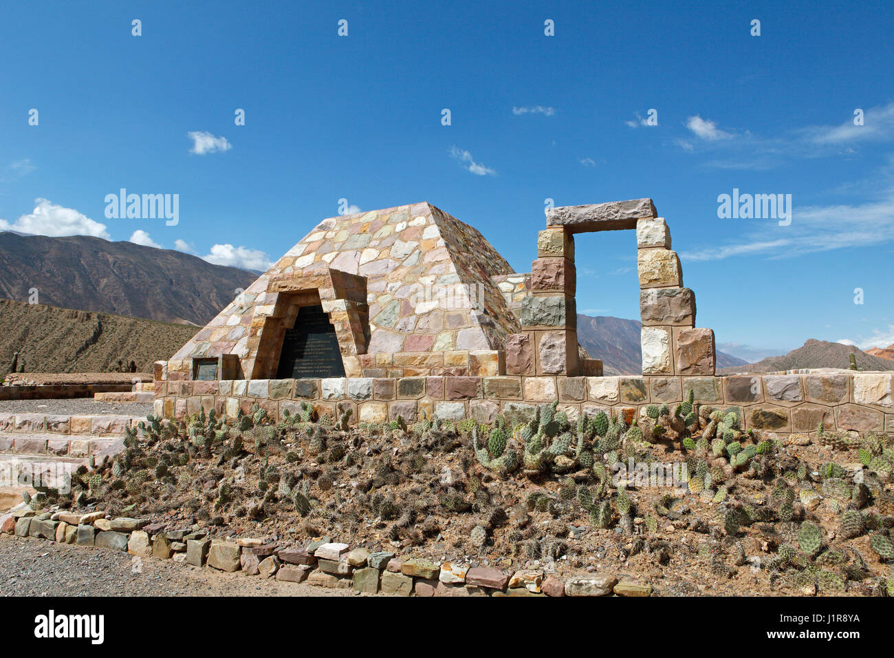 Denkmal zu Ehren der Entdecker Ambrosetti und Debenedetti, Pucará de Ticara, Humahuaca Schlucht, Provinz Jujuy, Argentinien Stockfoto