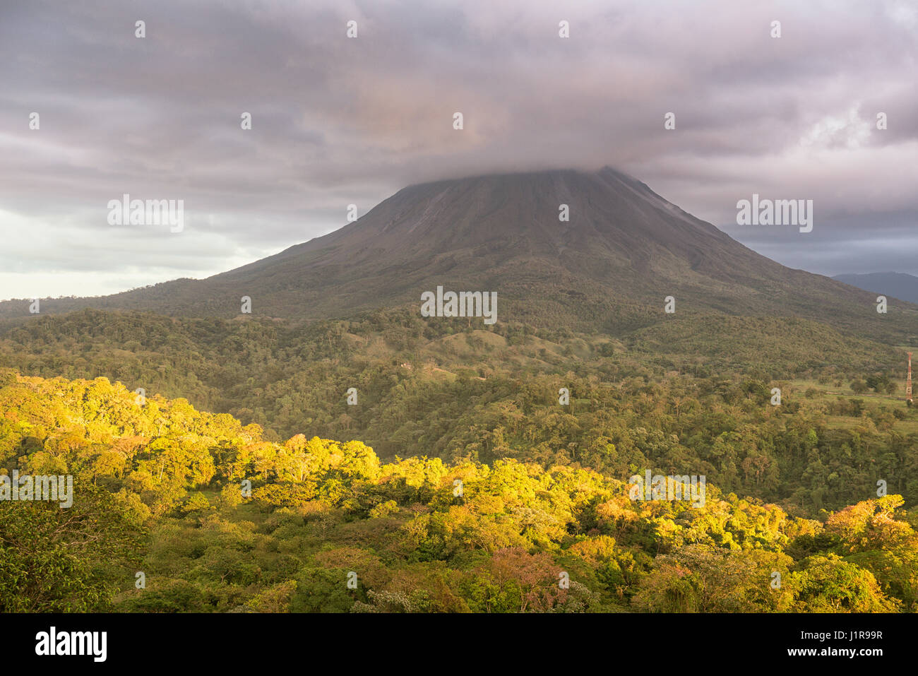Vulkan Arenal in Wolken, Nationalpark Vulkan Arenal, der Provinz Alajuela, Costa Rica Stockfoto