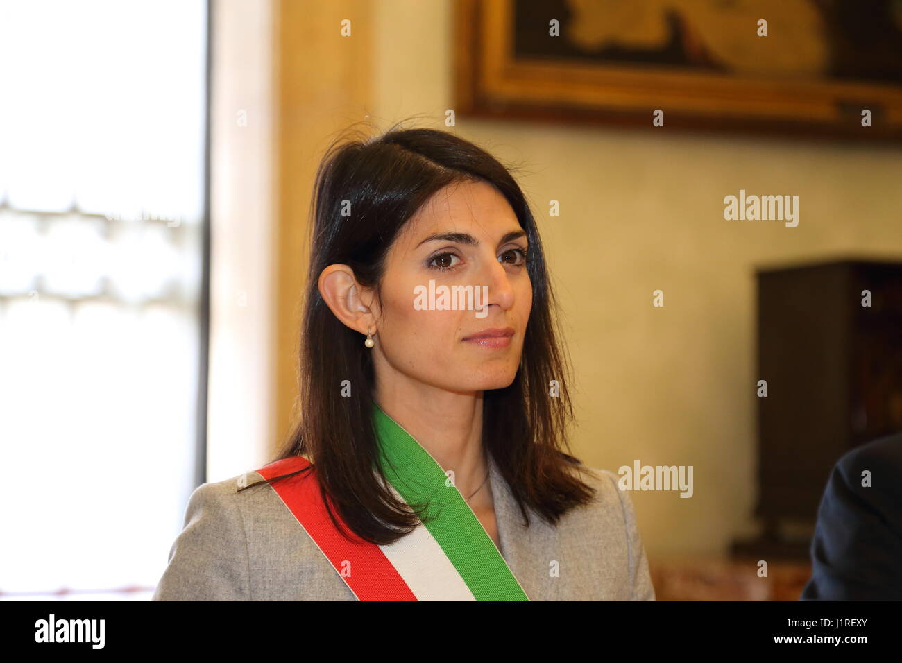 Bürgermeister von Rom, Virginia Raggi während der Pressekonferenz ...