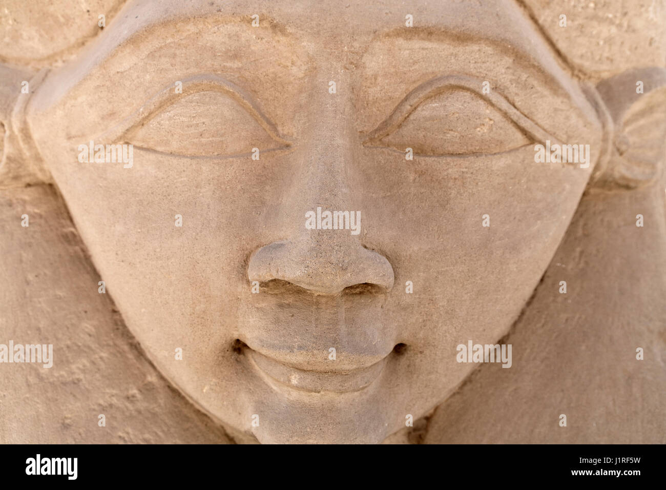 Kopf der Kuhgöttin Hathor in Dendera Tempel, Niltal, Ägypten, Nordafrika Stockfoto