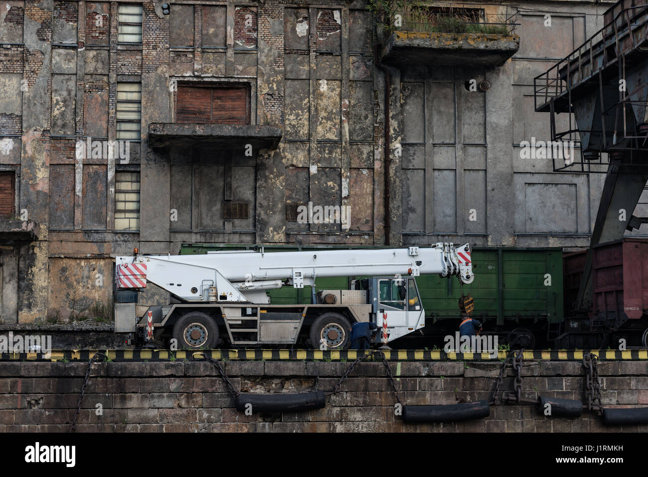 Riesiger Kran und Arbeiter. Stockfoto