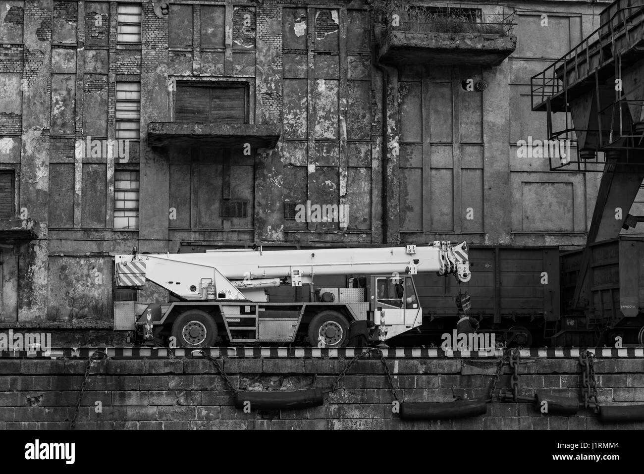 Riesiger Kran und Arbeiter. Stockfoto